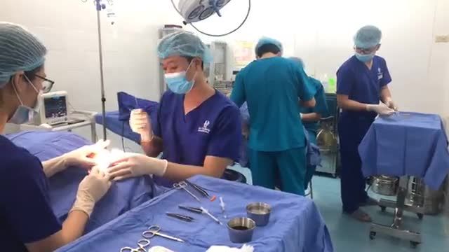 Buổi trưa của Ekip bác sĩ trong phòng mổ vô trùng tại Thẩm Mỹ Quốc Tế VQ
