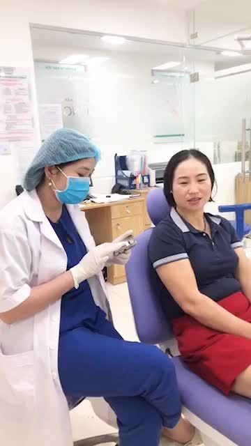 Khách hàng sử dụng dịch vụ tẩy trắng tại bệnh viện