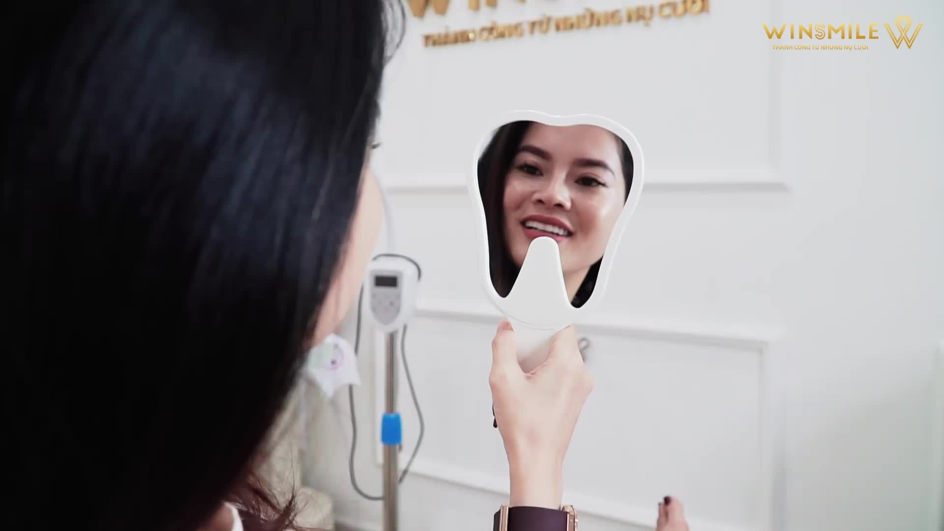 Hàm răng đẹp, chỉ cần cười tươi một chút thôi là mọi khoảnh khắc dù là nhỏ nhất cũng đã đủ đẹp rồi
