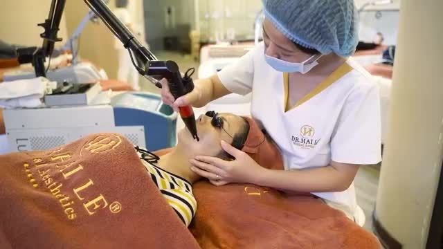Trình trạng của vị khách hàng bị lẫn nám, tàn nhang, chàm bớt phức tạp đến điều trị tại Phòng công nghệ cao.