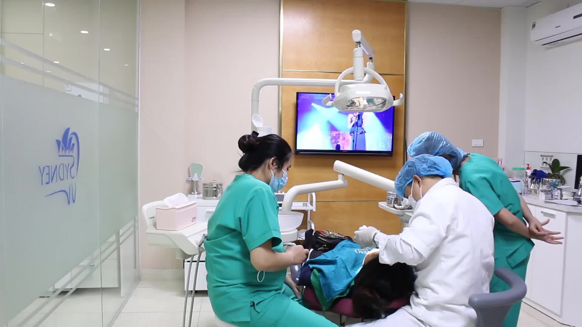 Case gắn mắc cài kim loại cho bệnh nhân T. H. L - 34 tuổi ở Hà Nội
