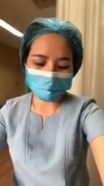 Hai mẹ con bay từ Đức về việt nam để làm đẹp