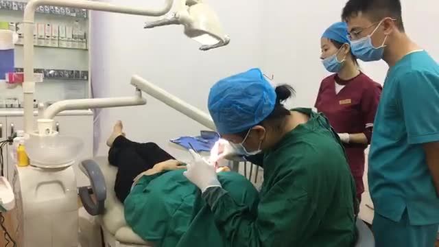 Cấy chân răng nhân tạo cho chị Sâm.