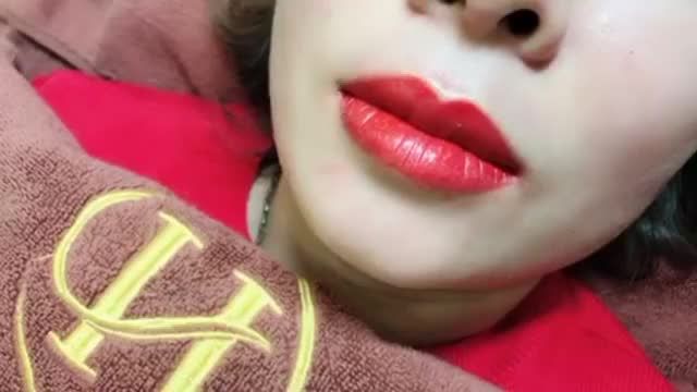 Môi thâm kém duyên - Môi bợt thiếu sức sống đã có phun môi phủ bóng collagel