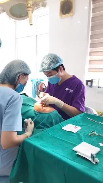 Phẫu thuật tạo hình môi trái tim