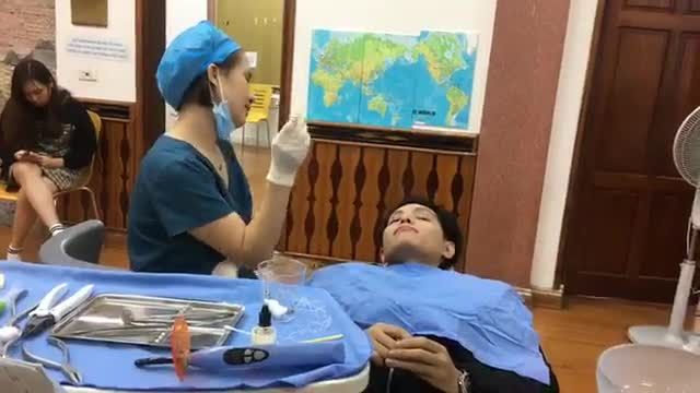 Tháo mắc cài cho bạn Việt Anh. Còn gì mong đợi hơn khi ngày tháo mắc cài đã đến.