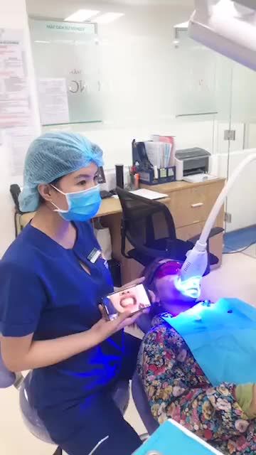 Khách hàng sử dụng dịch vụ tẩy trắng răng tại phòng nha Bệnh viện Đông Á