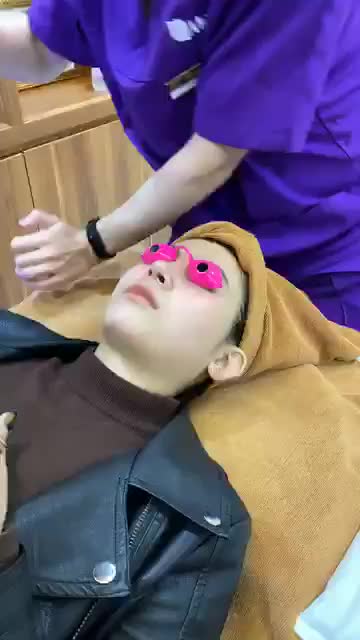 Cùng theo dõi BS Long điều trị giãn mao mạch cho vị khách hàng trẻ tuổi đến từ Hà Nội
