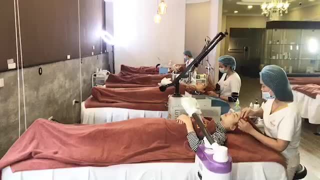 Đón chờ ngày hội chăm sóc da ngày 20/12. Phòng công nghệ cao, chị em tấp nập tới làm đẹp.