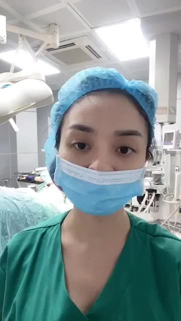 Bà mẹ 2 con với tình trạng bụng chùng nhão, da rạn nhiều và sự cải thiện sau phẫu thuật.