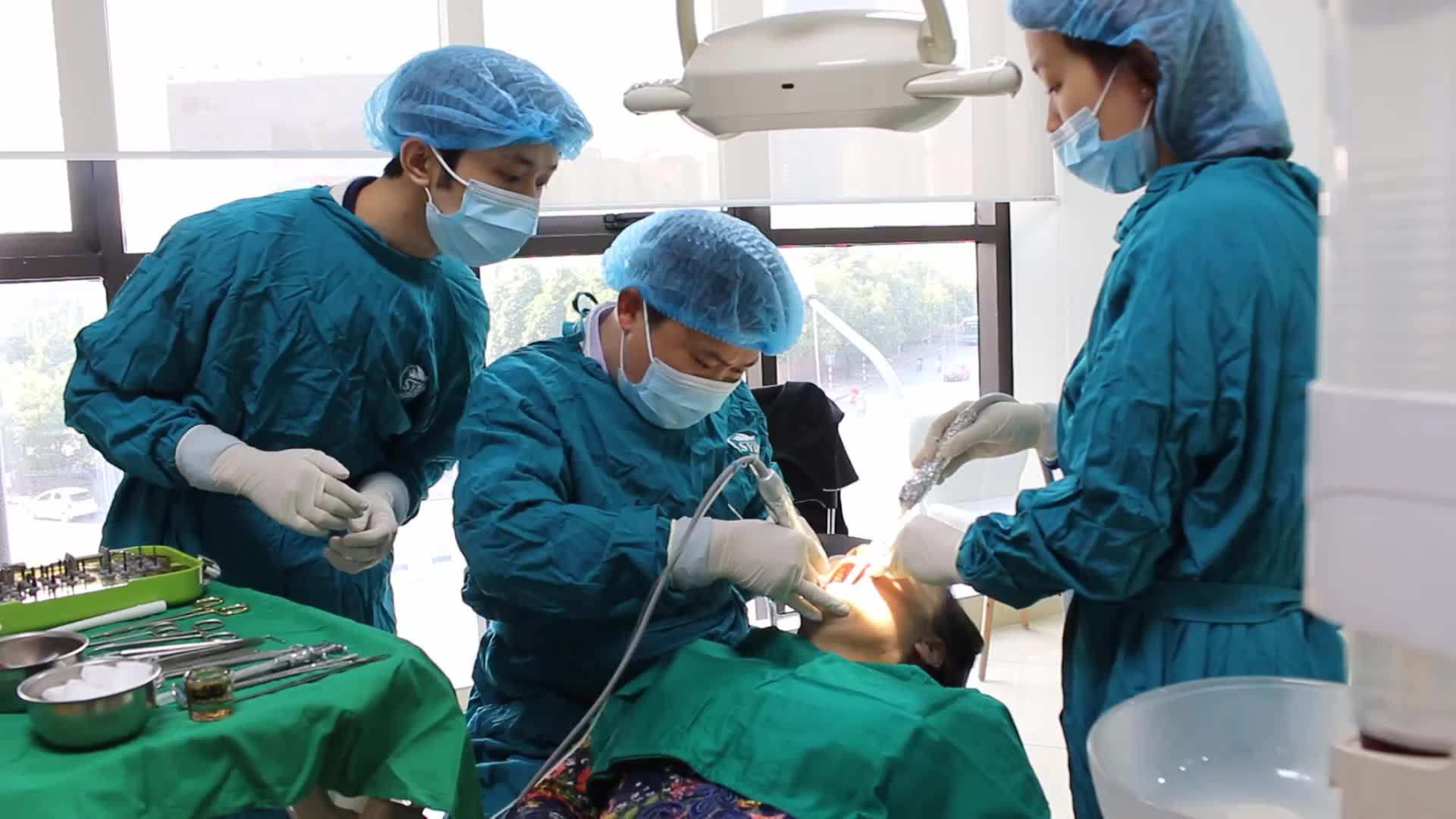 Cấy ghép trụ implant cho bệnh nhân T. M. H - 62 tuổi ở Hoàn Kiếm - Hà Nội