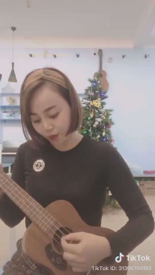 Khách hàng VIETSMIlE đang niềng mắc cài pha lê nè