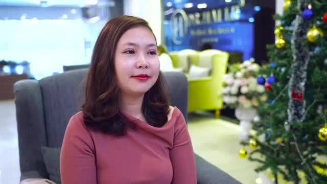 Khách hàng quay trở lại Dr.Hải Lê sau 10 ngày cắt mí, để sử dụng Công nghệ Plastech chiếu tia lạnh kháng khuẩn, chống sưng, chống phù nề, giúp phục hồi nếp cắt nhanh hơn!