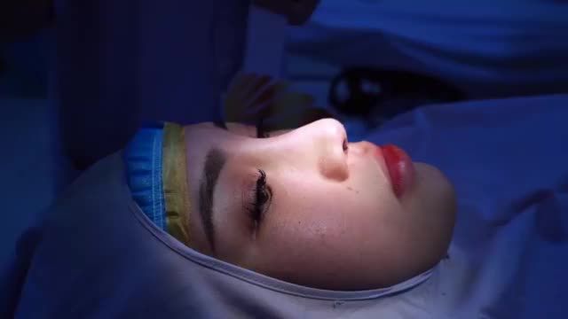 ĐẸP "RỤNG RỜI" với dáng Dáng mũi DEMI 5D hoàn hảo! Ở góc độ khách hàng đang nằm càng thấy rõ kết quả nâng mũi tuyệt vời phải không các bạn?