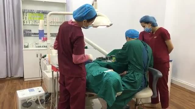 Cấy chân răng nhân tạo Implant cho chú Sơn tại Nha Khoa Thuỳ Anh.