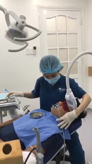 Khách hàng tẩy trắng răng
