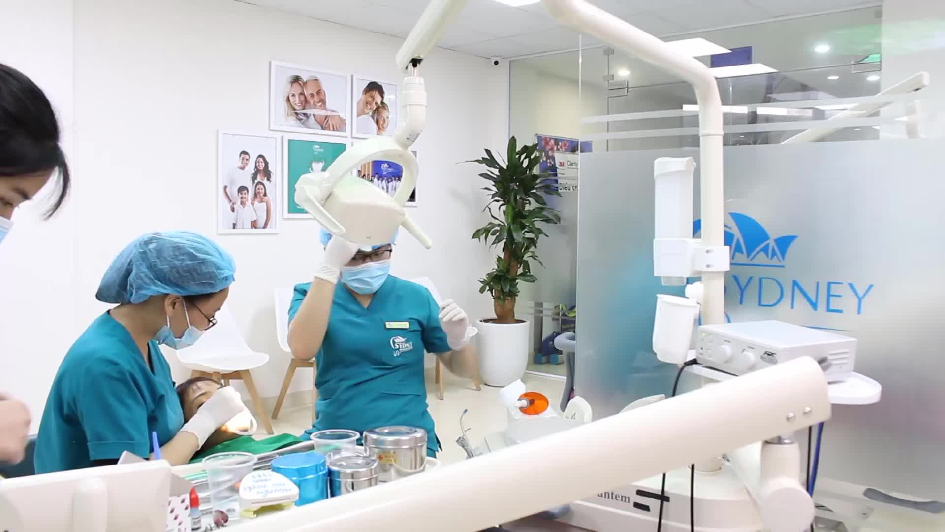 Case gắn mắc cài pha lê cho bệnh nhân N. T. T .N - 32 tuổi ở Hà Nội