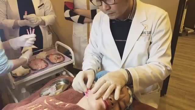 Thực hiện căng da mặt bằng công nghệ nâng cơ Diamond Med Lifting 5D.
