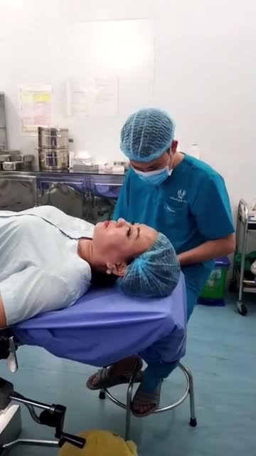 Dr Vũ Quang trực tiếp thực hiện ca bóc mỡ má nội soi cho chị khách hàng đến từ Hà Nội !
