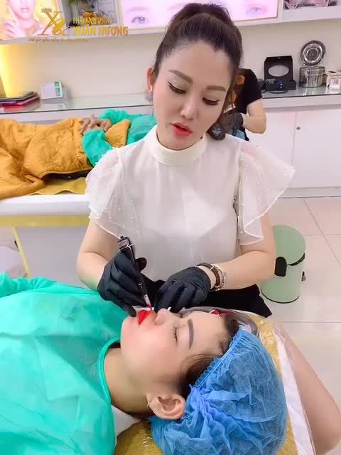 CHỦ TỊCH HĐQT XUÂN HƯƠNG TRỰC TIẾP PHUN MÔI CHO KHÁCH HÀNG LÀM ĐẸP ĐÓN TẾT