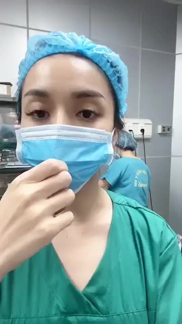 Trẻ hoá cô bé sau 15 phút, tìm lại sự tự tin cho bà mẹ 3 con. Cùng theo dõi quá trình bác sĩ thực hiện nhé!