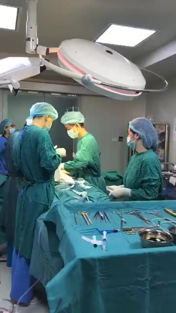 Chị khách hàng nhà Dr Vũ Quang thực hiện đại phẫu chiều nay với combo dịch vụ : NÂNG NGỰC + HÚT MỠ BẮP TAY + TẠO HÌNH MINI BỤNG