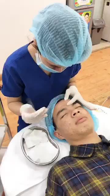 Trực tiếp quá trình chăm sóc da mụn cho khách hàng