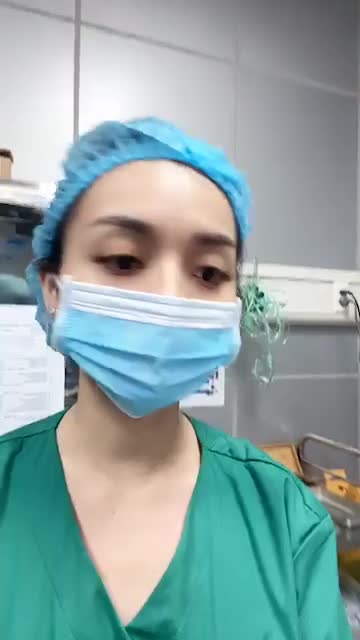 Bơm mỡ tự thân cải thiện những nếp nhăn hằn sâu khuôn mặt cho khách hàng 65 tuổi.