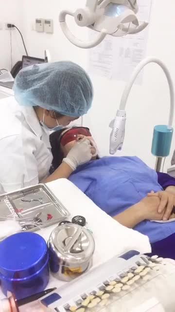 Bác sỹ tư vấn tẩy trắng răng