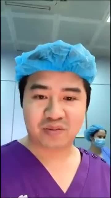 Bác sĩ Hoàng Tuấn phân tích tình trạng trước case bụng nhiều mỡ, rạn da và sẹo dọc.