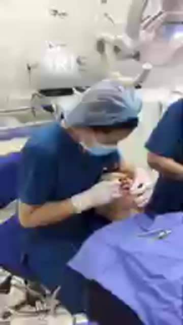 KH chỉnh nha mắc cài sứ tự buộc kết hợp nong hàm tại nha khoa Paris Quang Trung.