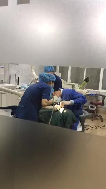 Cấy ghép 2 implant răng hàm cho chú khách 73 tuổi do Ths.Bs Phạm Hùng Sơn - Chuyên gia cấy ghép implant trên 15 năm kinh nghiệm thực hiện.