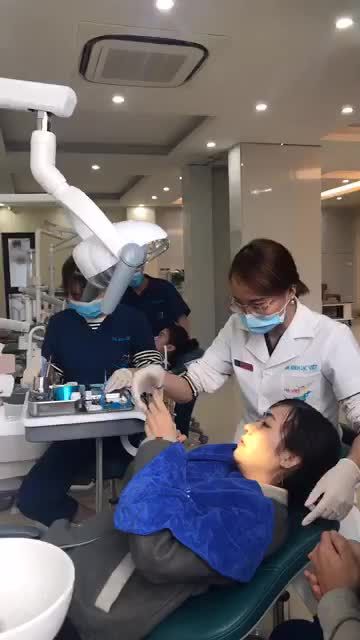 Gắn mắc cài cho tình trạng răng khấp khểnh nặng nhóm răng cửa hàm trước