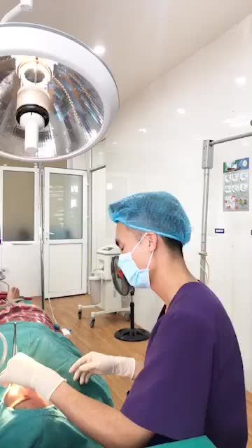 5 phút nhẹ nhàng là có má lúm xinh. Khách hàng nâng mũi Pureform xong ưng quá đăng ký làm thêm má lúm luôn trên bàn mổ