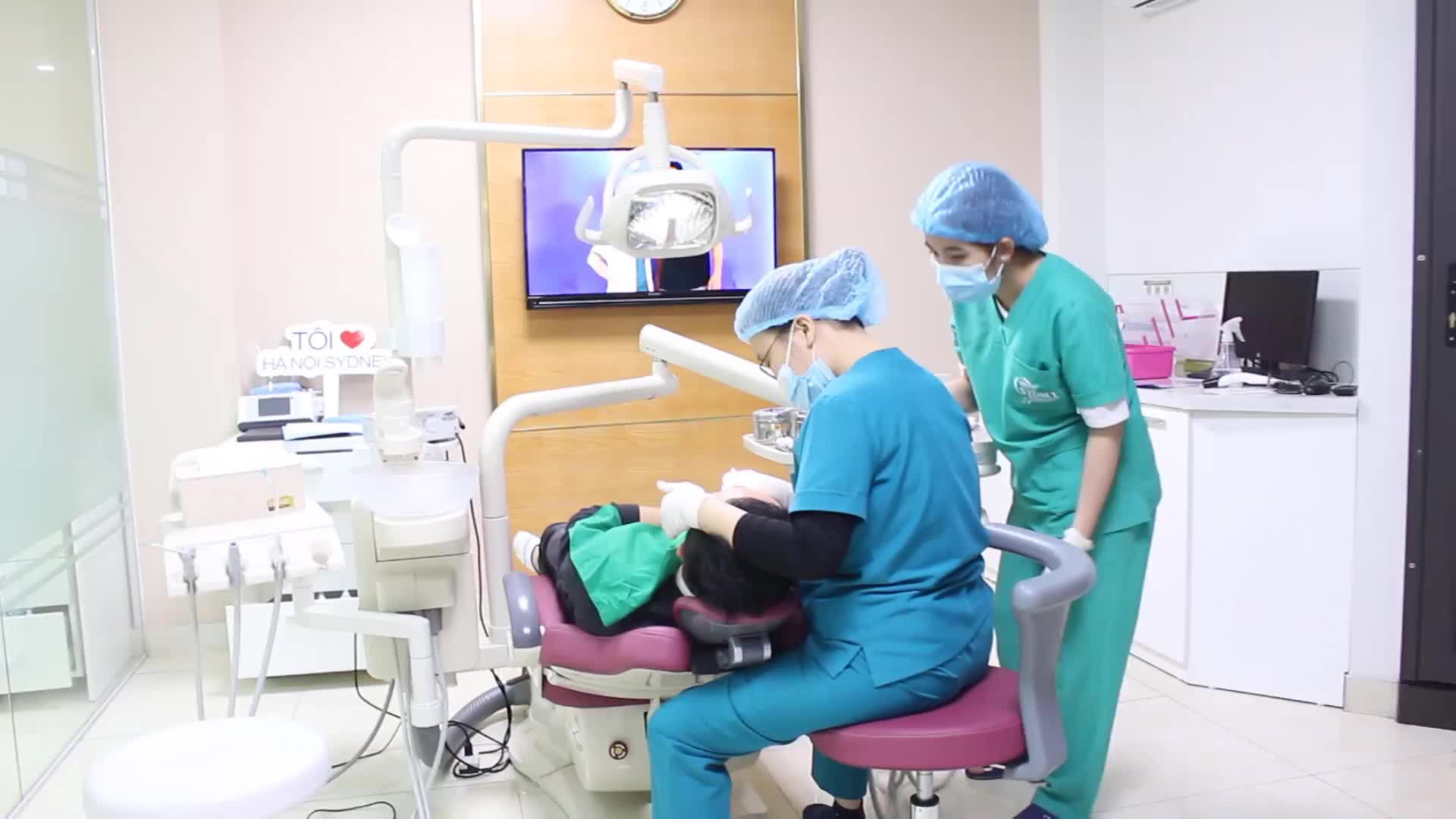 Case gắn mắc cài pha lê cho bệnh nhân N. M. T - 28 tuổi ở Hà Đông