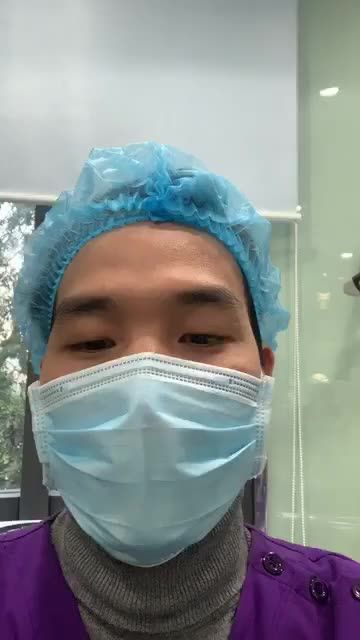 Vùng kín vướng víu ẩm ướt thường xuyên do đâu? một trong nhưng nguyên nhân là môi bé to mất cân đối.