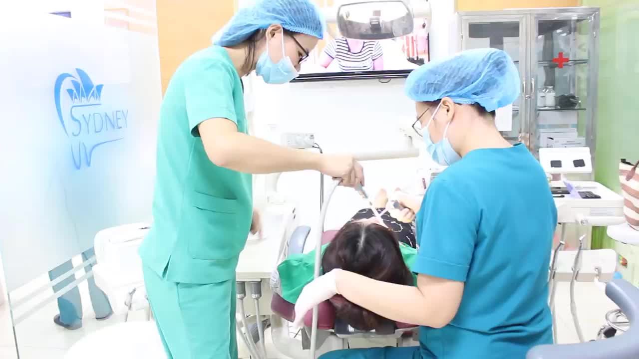 Case gắn mắc cài pha lê cho bệnh nhân N. T. T. H - 29 tuổi ở Thanh Hóa Người thực hiện: Thạc sĩ, bác sĩ Lê Thị Thùy Linh