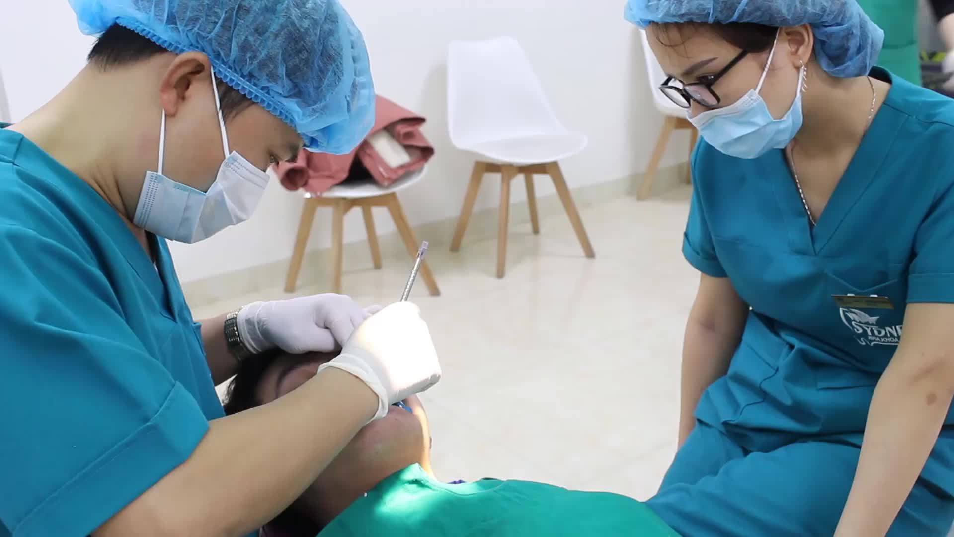 Case gắn mắc cài pha lê cho bệnh nhân L. Q. T - 23 tuổi ở Nam Định
