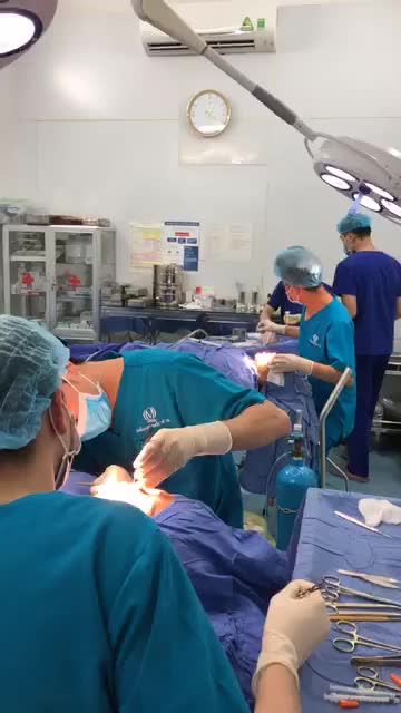 Không khí làm việc của ekip bác sĩ. Kết quả ca độn cằm