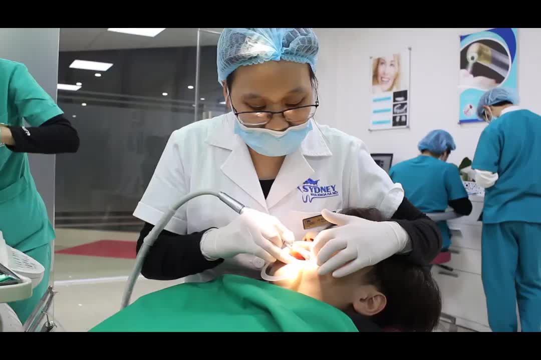 Case gắn mắc cài pha lê cho bệnh nhân N. H. T - 25 tuổi ở Quảng Ninh
