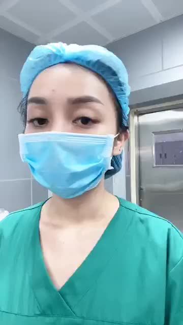 Tân trang cô bé để tự tin với chồng. Cùng theo dõi quá trình bác sĩ thực hiện nhé!
