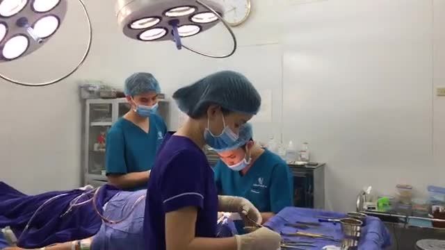 Dr Vũ Quang trực tiếp XỬ LÝ MŨI HỎNG SAU NÂNG Sống mũi bị To và GỒ sau nâng. Mời mọi người cùng theo dõi kết quả cùng Bác sĩ và ekip nhé