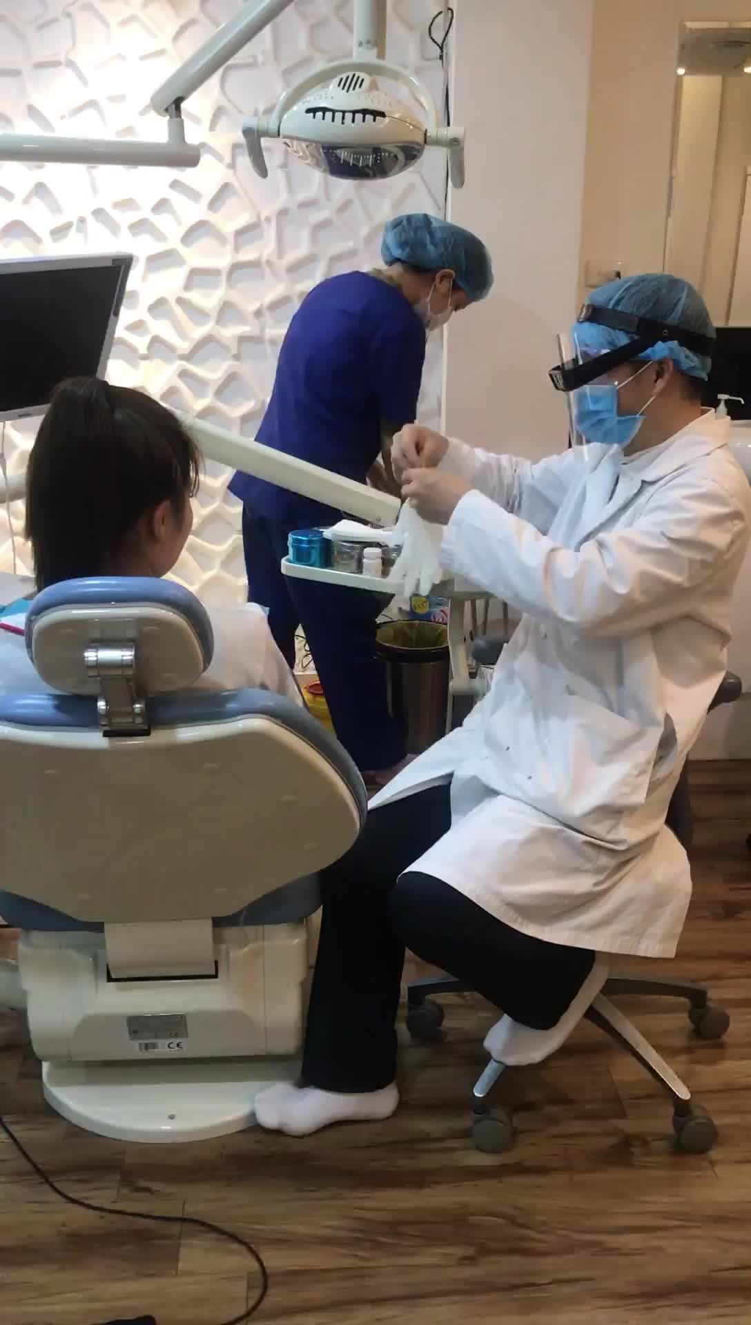 Bạn ý ở Úc đợt này tranh thủ về Việt Nam để khám và lựa chọn phương pháp niềng răng TRONG SUỐT - Invisalign