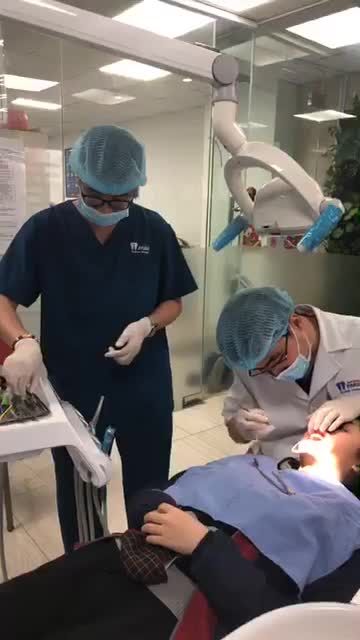 Ca gắn mắc cài kim loại thông minh khách hàng Phạm Hoàng Hạnh Nhi của bác sĩ Vũ Đình Công tại hệ thống nhà khoa Paris chi nhánh 12 Thái Thịnh