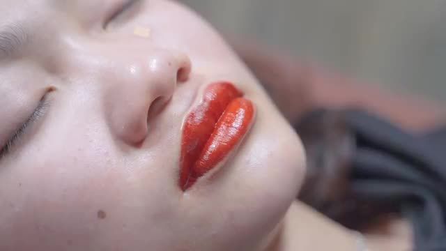 Phun Môi Phủ bóng Collagen 3D - Môi đẹp tự nhiên sau 60 phút.!