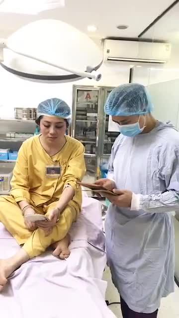 Sống mũi thấp, đầu mũi thô bè. Nữ khách hàng đã thay đổi ngay sau 30 phút nâng mũi tại Demi 5D tại Dr. Hải Lê.