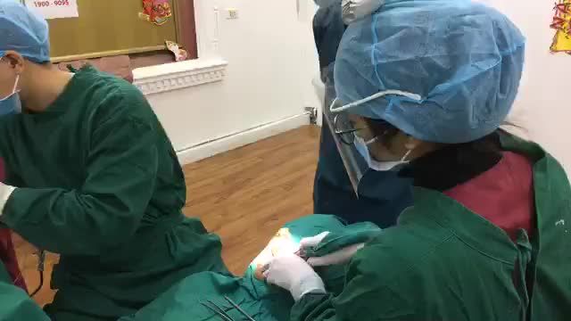Cấy chân răng nhân tạo số 7 cho khách hàng.