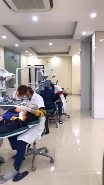 Cận cảnh ca gắn mắc cài cho chú khách sinh năm 1977.