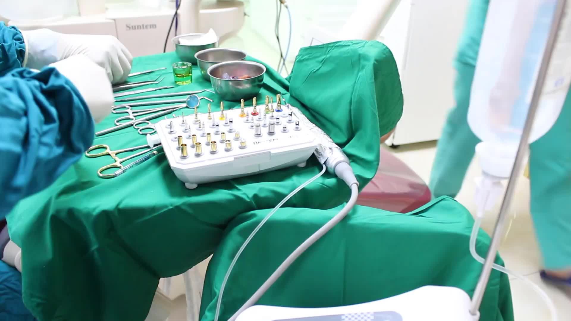 Case cấy ghép 2 trụ implant cho bệnh nhân T. T. Q. H - 42 tuổi ở Cầu Giấy - Hà Nội