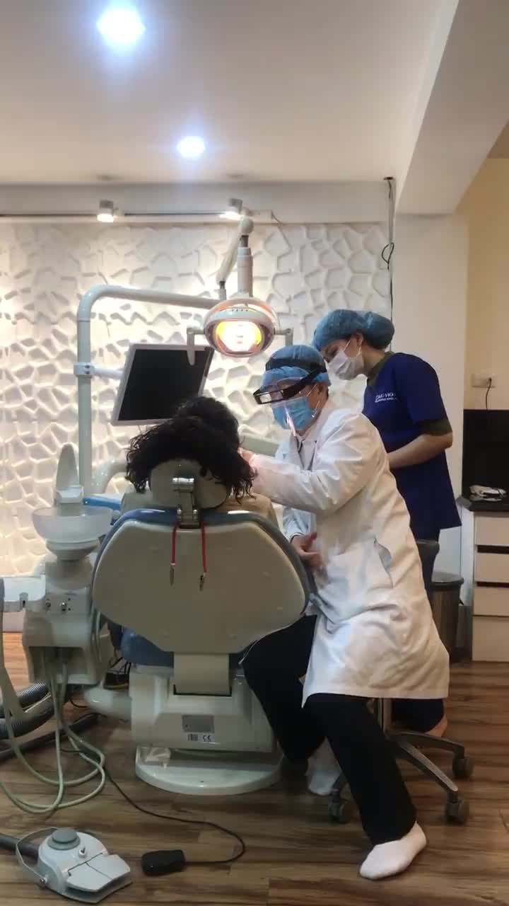 Chị khách từ Quảng Ninh dẫn con trai đến lấy khay invisalign nên cũng dô khám tổng thể răng miệng luôn, đề phòng các bệnh lý phát sinh.